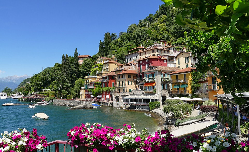 Beautiful Houses on the ocean at Lake Como